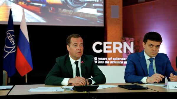 Председатель правительства РФ Дмитрий Медведев и министр науки и высшего образования РФ Михаил Котюков на встрече с российскими учёными, работающими в Европейском центре ядерных исследований (ЦЕРН) в Женеве