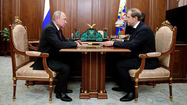 Президент РФ Владимир Путин и министр промышленности и торговли РФ Денис Мантуров во время встречи. 11 июня 2019