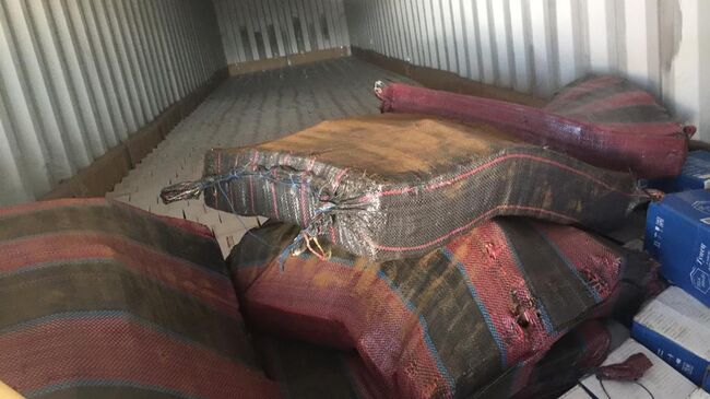 Мешки с 400 килограммами кокаина стоимостью 4,5 миллиарда рублей, обнаруженные в порту Санкт-Петербурга в контейнере из Эквадора. 11 июня 2019