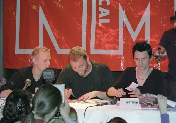 Участники британской рок-группы Muse перед началом концерта, посвященного выходу русской версии журнала New Musical Express. Участники британской рок-группы Muse перед началом концерта, посвященного выходу русской версии журнала New Musical Express.