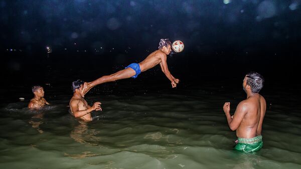 Работа фотографа Аянава Сил Решающий момент в матче по водному поло. Индия