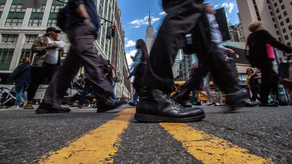 Люди переходят улицу Седьмая авеню в Нью-Йорке 