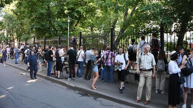 Люди собрались у здания Главного следственного управления ГУ МВД по Москве в ожидании выхода журналиста интернет-издания Медуза Ивана Голунова. 11 июня 2019