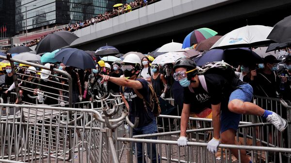 
Демонстранты во время акции протеста в Гонконге. 9 июня 2019