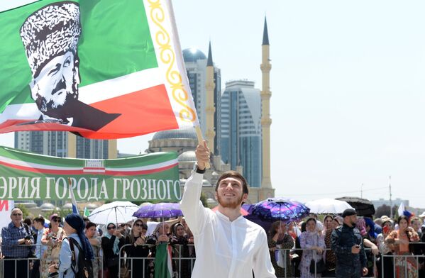 Участник праздничного митинга, посвященного Дню России, на площади перед мечетью Сердце Чечни в Грозном