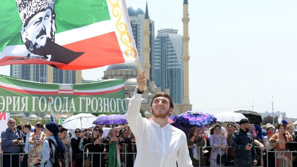 Участник праздничного митинга, посвященного Дню России, на площади перед мечетью Сердце Чечни в Грозном