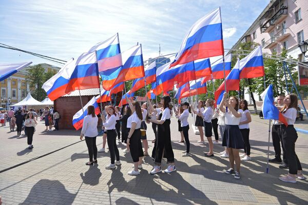 Девушки с флагами на праздновании Дня России в Челябинске
