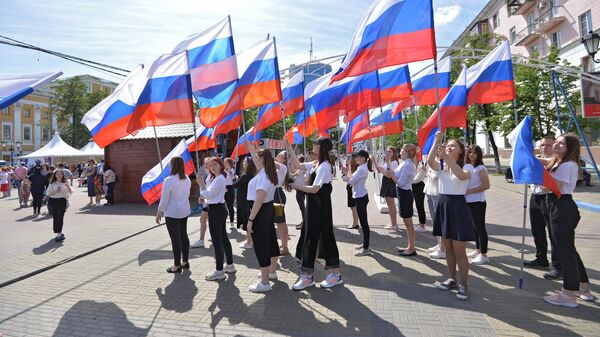 Девушки с флагами на праздновании Дня России в Челябинске