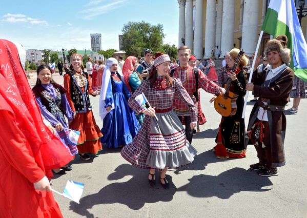  Молодые люди в национальных костюмах на праздновании Дня России в Челябинске
