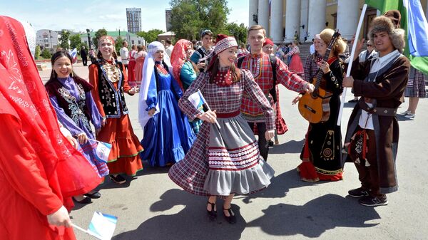  Молодые люди в национальных костюмах на праздновании Дня России в Челябинске