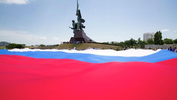 Флаг Российской Федерации на площадке перед памятником Солдат и Матрос в Севастополе. 12 июня 2019