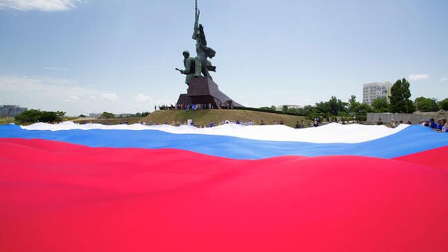 Флаг Российской Федерации на площадке перед памятником Солдат и Матрос в Севастополе. 12 июня 2019