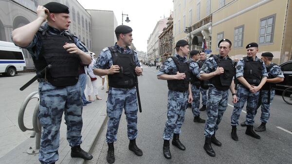 Сотрудники правоохранительных органов во время несогласованной акции в Москве. 12 июня 2019