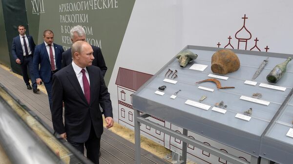 Владимир Путин на месте новых археологических раскопок в Большом Кремлёвском сквере. 12 июня 2019