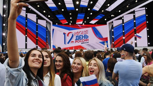 Девушки на праздничном концерте на Красной площади по случаю Дня России. 12 июня 2019