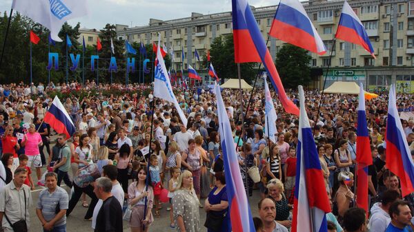 Участники митинга, посвященного Дню России, в Луганске