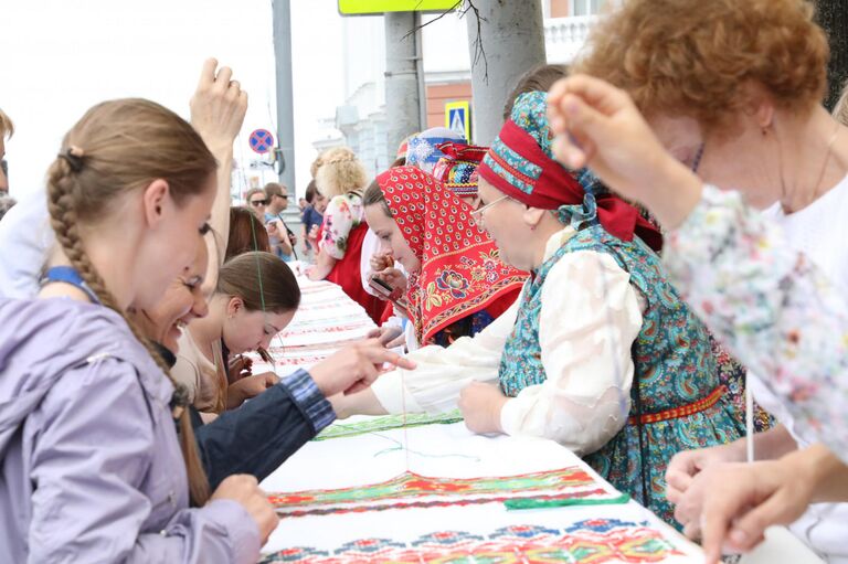 Нижегородцы и гости города вышвают 25-метровый Рушник Дружбы Нижегородцы и гости города вышвают 25-метровый Рушник Дружбы