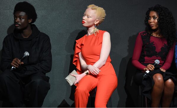 Британская фотомодель Кинг Овусу, южноафриканская модель-альбинос Тандо Хопа и гамбийская правозащитница Джаха Дукурена презентации нового календаря Pirelli 2018 года.