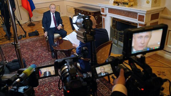 Владимир Путин во время интервью Межгосударственной телерадиокомпании Мир в преддверии визитов в Киргизию. 13 июня 2019