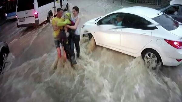 Скриншот видео спасение ребенка, которого унесло потоком воды в Севастополе