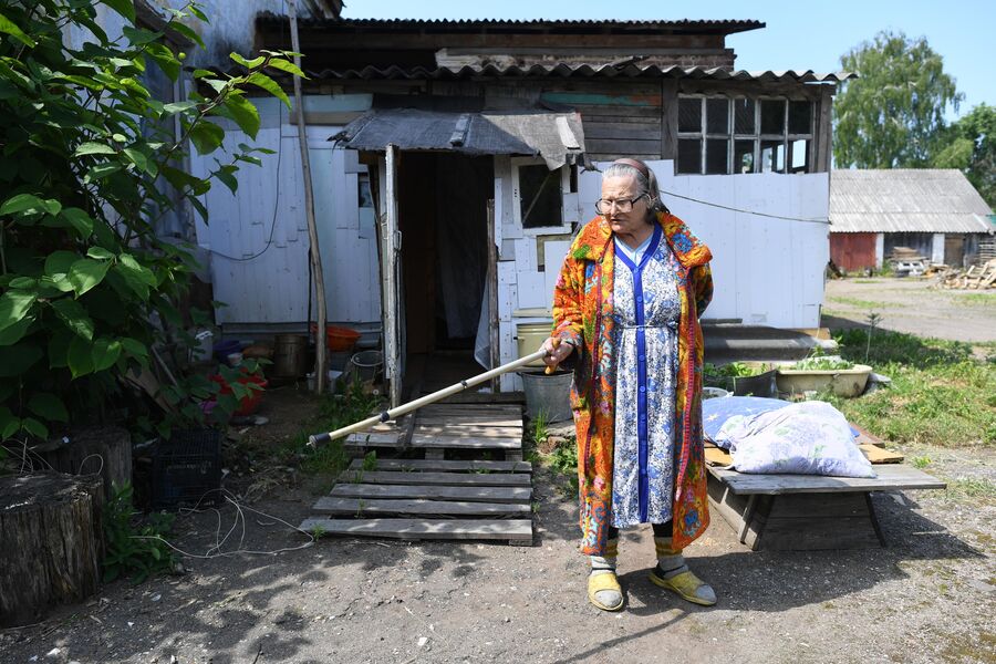 Мария Киреевна возле своего жилища в Екимовичах