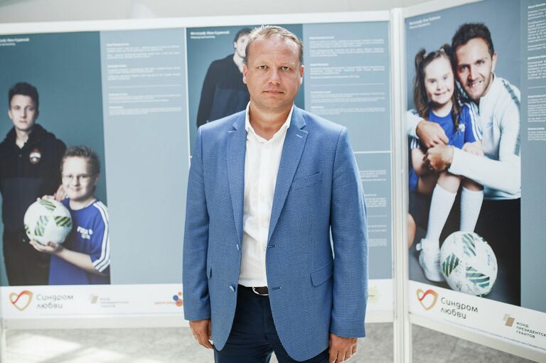 Декан факультета физической культуры РГСУ, доктор педагогических наук, доцент, старший тренер спортивных групп по мини-футболу детей с синдромом Дауна в России Александр Махов Декан факультета физической культуры РГСУ, доктор педагогических наук, доцент, старший тренер спортивных групп по мини-футболу детей с синдромом Дауна в России Александр Махов