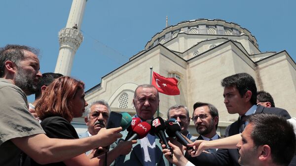 Президент Турции Реджеп Тайип Эрдоган во время интервью в Стамбуле, на котором он сказал, что его страна полна решимости защищать права турок-киприотов на газовые месторождения в Средиземном море 