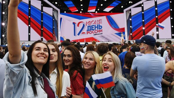 Девушки на праздничном концерте на Красной площади по случаю празднования Дня России