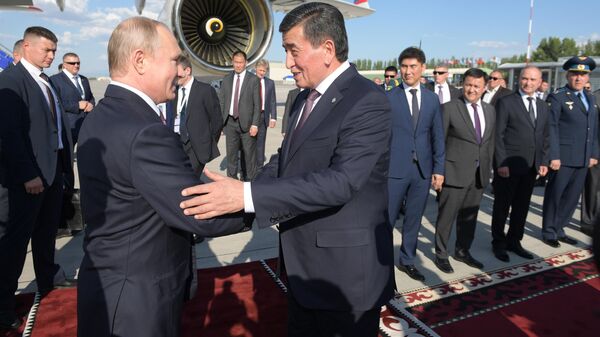 Владимир Путин и президент Киргизии Сооронбай Жээнбеков во время церемонии встречи в аэропорту Бишкека. 13 июня 2019