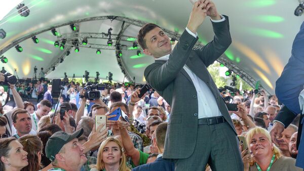 Президент Украины Владимир Зеленский делает селфи на первом съезде своей партии Слуга народа в Киеве
