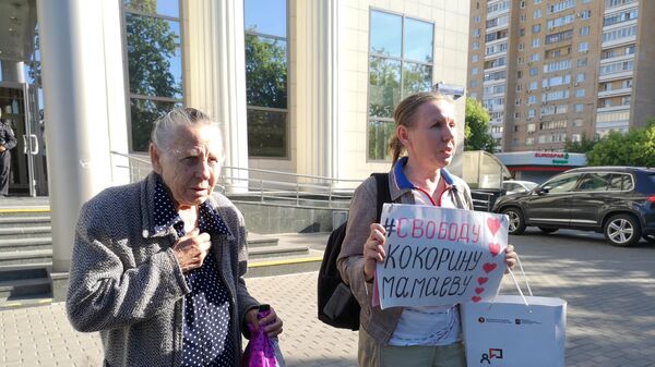Слушатели у здания суда после вынесения приговора футболистам Кокорину и Мамаеву
