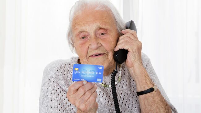 Пожилая женщина с банковской картой