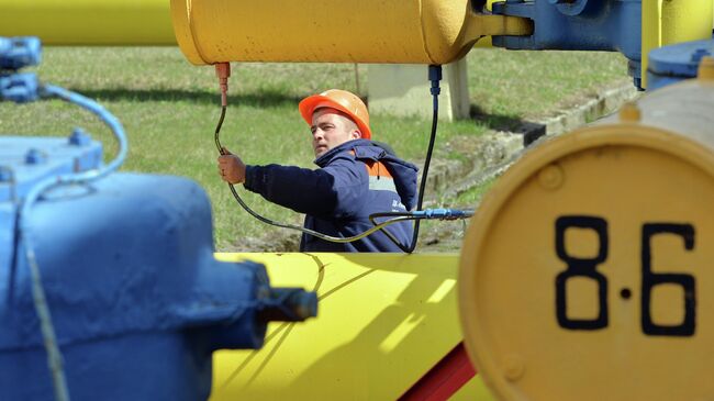 Рабочий на газовой станции рядом с городом Боярка на Украине 