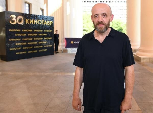 Кинорежиссер и сценарист Александр Лунгин перед премьерой своего фильма Большая поэзия в рамках 30-го Открытого российского кинофестиваля Кинотавр в Сочи Кинорежиссер и сценарист Александр Лунгин перед премьерой своего фильма Большая поэзия в рамках 30-го Открытого российского кинофестиваля Кинотавр в Сочи