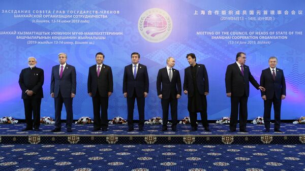 Президент РФ Владимир Путин на церемонии совместного фотографирования глав государств – членов ШОС   в государственной резиденции Ала-Арча в Бишкеке
