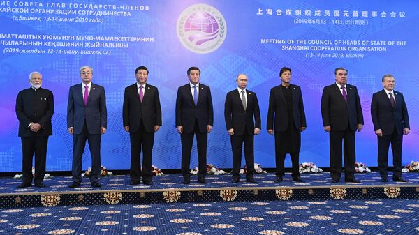 Президент РФ Владимир Путин на церемонии совместного фотографирования глав государств – членов ШОС в Бишкеке