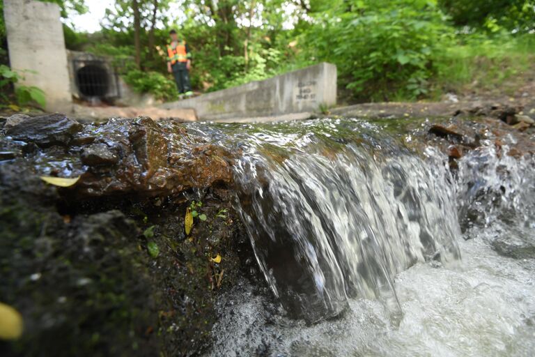 Очищенная вода стекает в Москву-реку