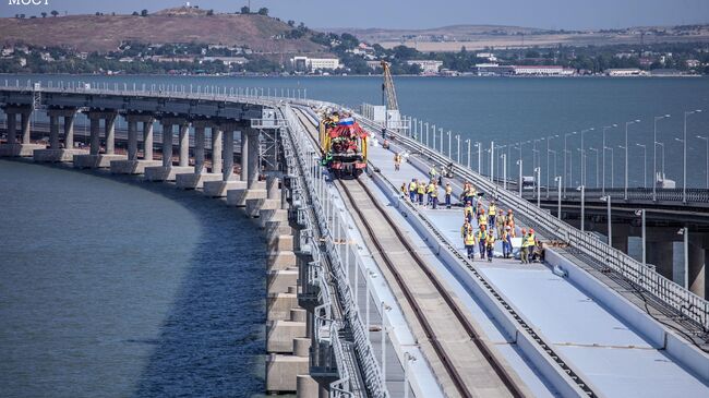 Стыковка рельсов на первом пути железнодорожной части Крымского моста