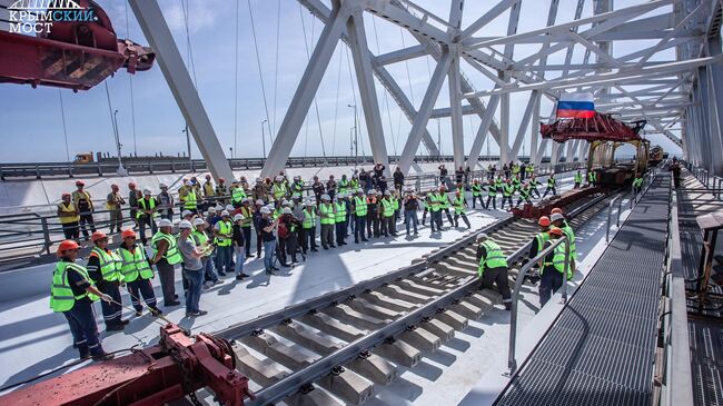 Стыковка рельсов на первом пути железнодорожной части Крымского моста. Архивное фото