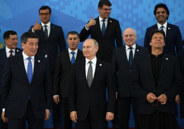 Президент РФ Владимир Путин на церемонии фотографирования глав государств - членов ШОС в Бишкеке