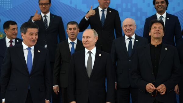 Президент РФ Владимир Путин на церемонии фотографирования глав государств - членов ШОС в Бишкеке