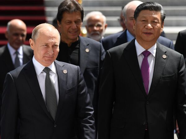 Президент РФ Владимир Путин и председатель КНР Си Цзиньпин на церемонии фотографирования глав государств - членов ШОС в Бишкеке