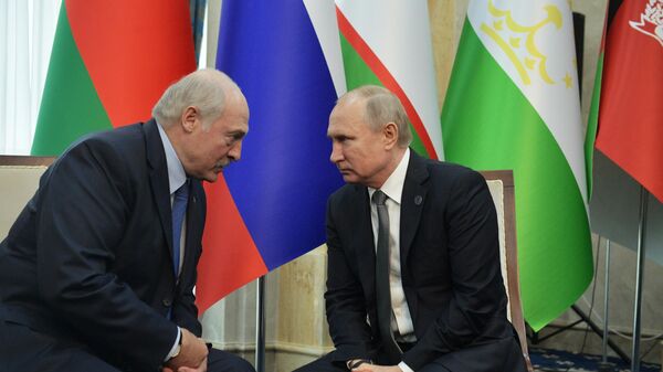 Президент РФ Владимир Путин и президент Белоруссии Александр Лукашенко во время встречи на полях саммита ШОС в Бишкеке