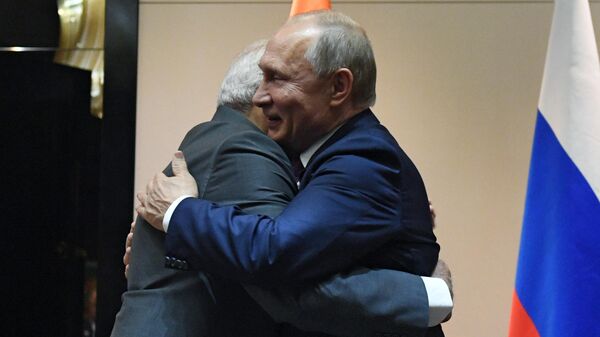 Президент РФ Владимир Путин и премьер-министр Индии Нарендра Моди во время встречи в Бишкеке