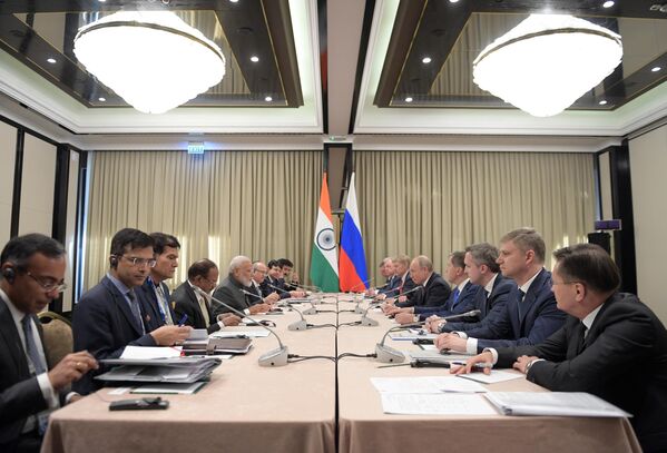 Президент РФ Владимир Путин и премьер-министр Индии Нарендра Моди во время встречи в Бишкеке