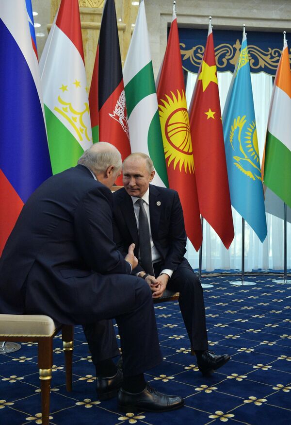 Президент РФ Владимир Путин и президент Белоруссии Александр Лукашенко (слева) во время встречи на полях саммита Шанхайской организации сотрудничества (ШОС)
