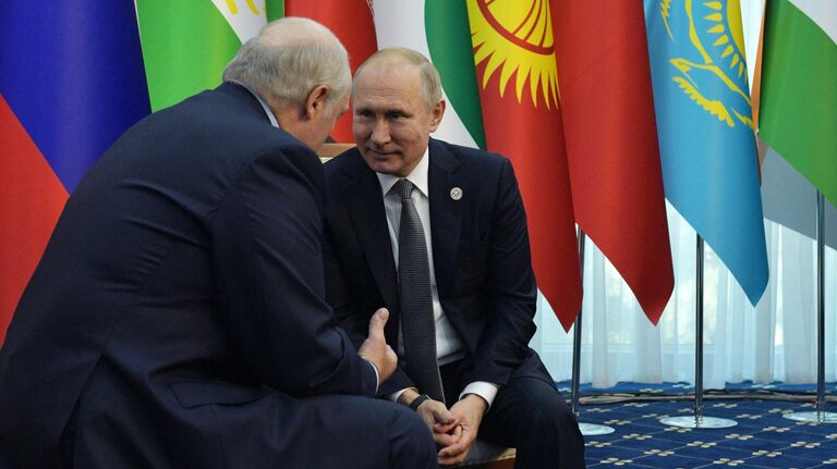 Президент РФ Владимир Путин и президент Белоруссии Александр Лукашенко (слева) во время встречи на полях саммита Шанхайской организации сотрудничества (ШОС)