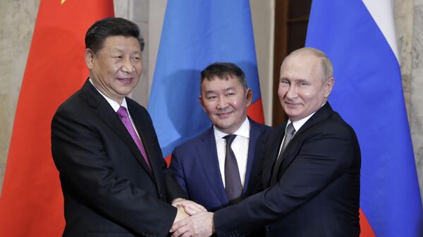 Президент РФ Владимир Путин на церемонии совместного фотографирования с председателем КНР Си Цзиньпинем и президентом Монголии Халтмаагийном Баттулгой
