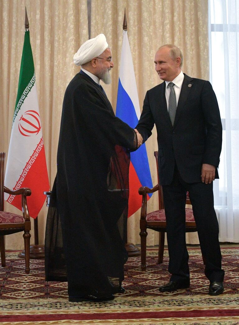 Президент РФ Владимир Путин и президент Исламской Республики Иран Хасан Рухани во время встречи на полях саммита ШОС