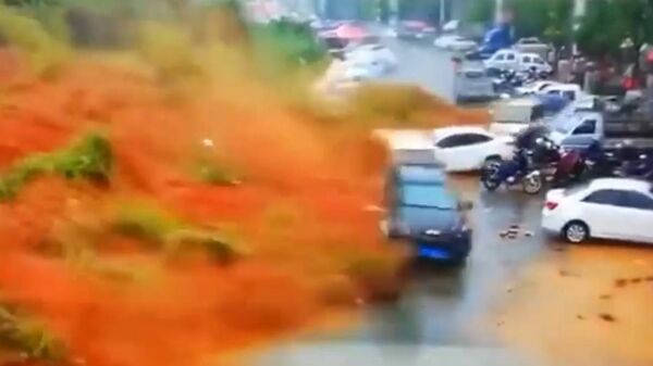 В Китае разрушительный сель попал на видео 